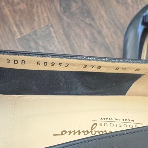 Salvatore Ferragamo Vintage Navy Leather Flats with Gold Accent, Sz 9.5, EUC - Picture 9 of 10